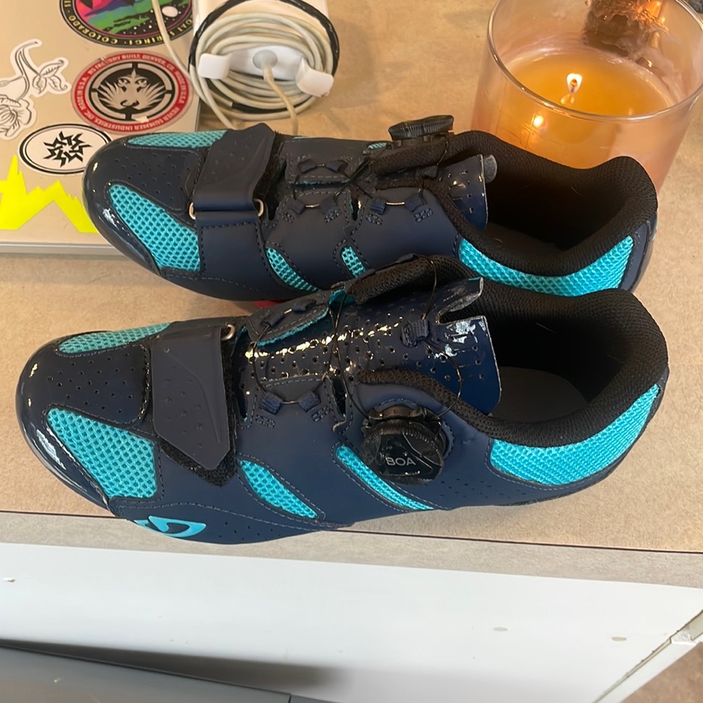 Giro cycling shoe with peleton setup bottoms